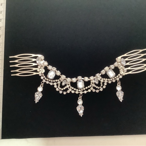 Elegant Silver Hair Comb with Crystal Accents - Picture 3 of 7